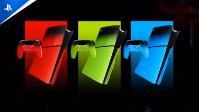 Trois consoles PS5 avec manettes DualSense en rouge, vert et bleu sur fond noir