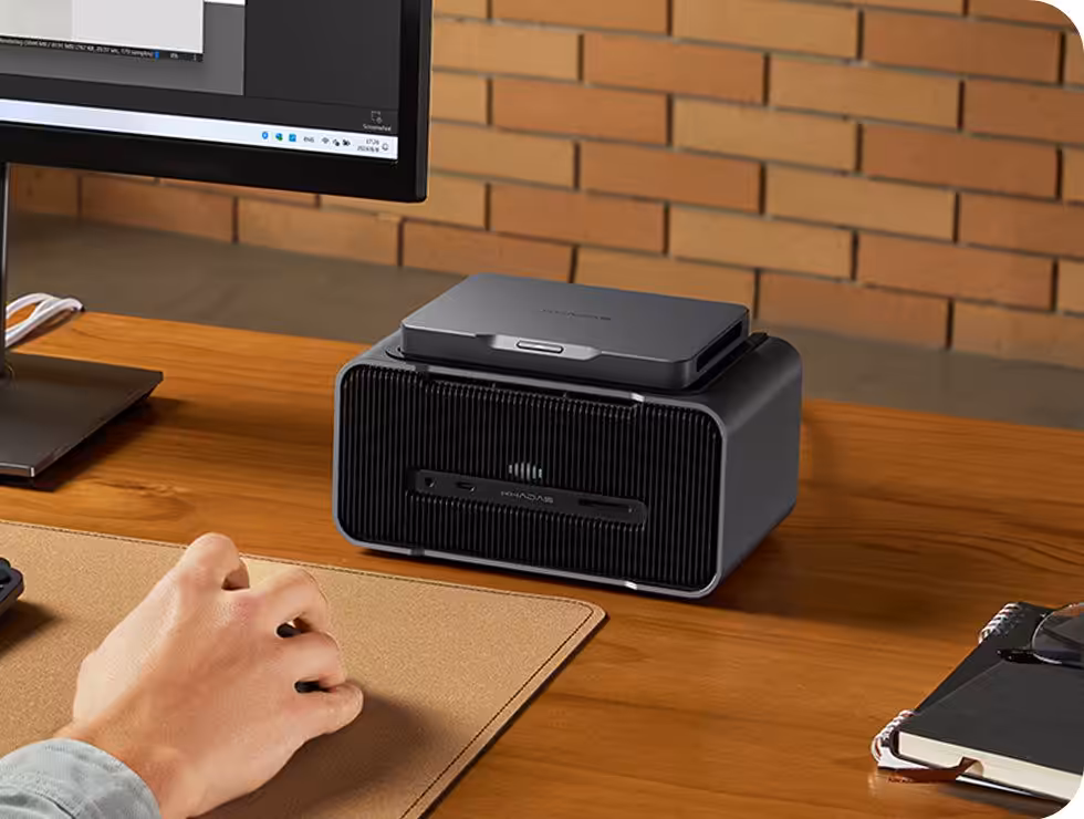 Khadas Mind Pro sur une station d'accueil eGPU à côté d'un poste de travail