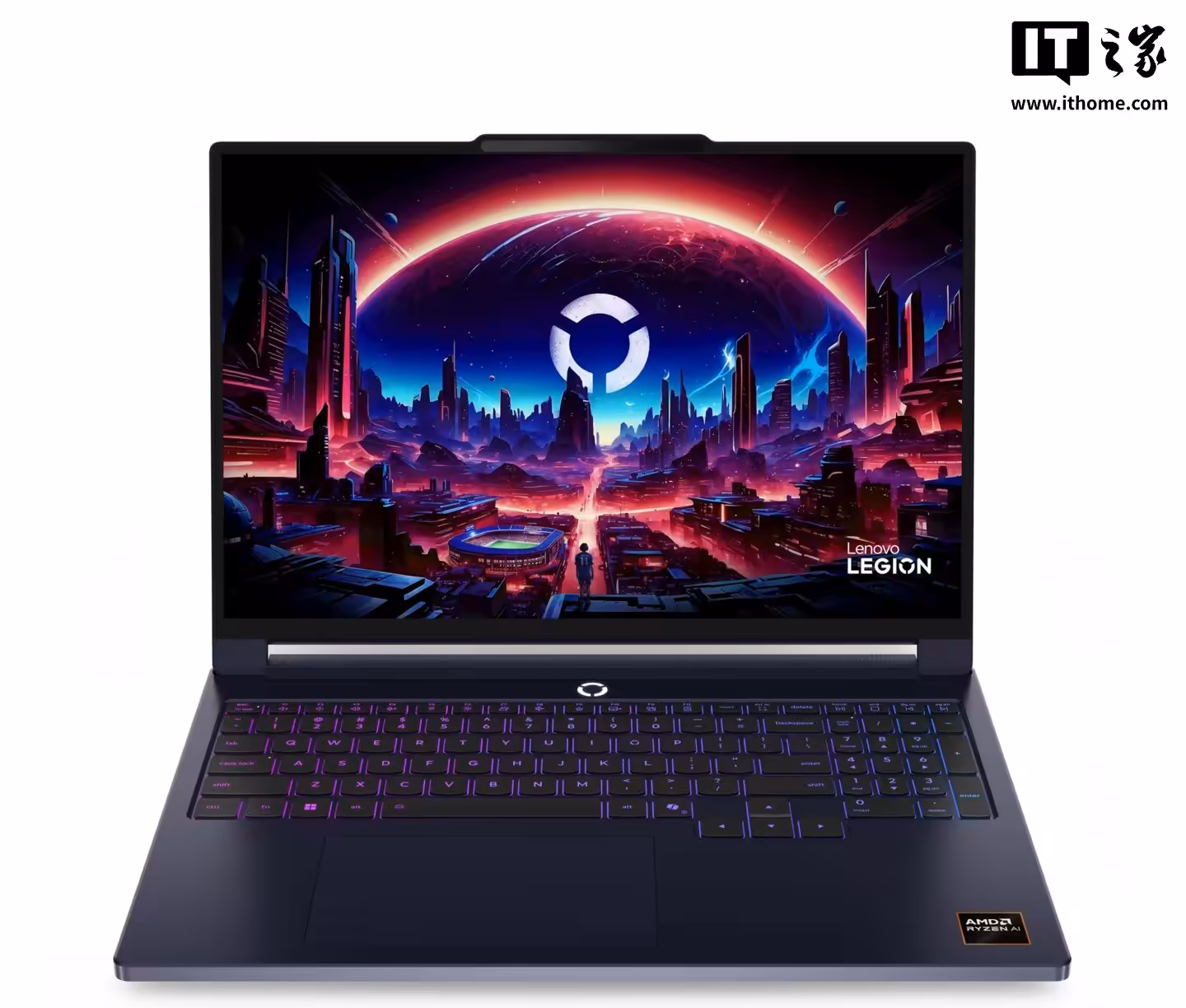 Lenovo Legion 7a : Ryzen AI 9 HX470, RTX 5060, OLED 240 Hz dès 1 840 € 69 Lenovo Legion 7a, écran allumé avec design futuriste, clavier noir visible.