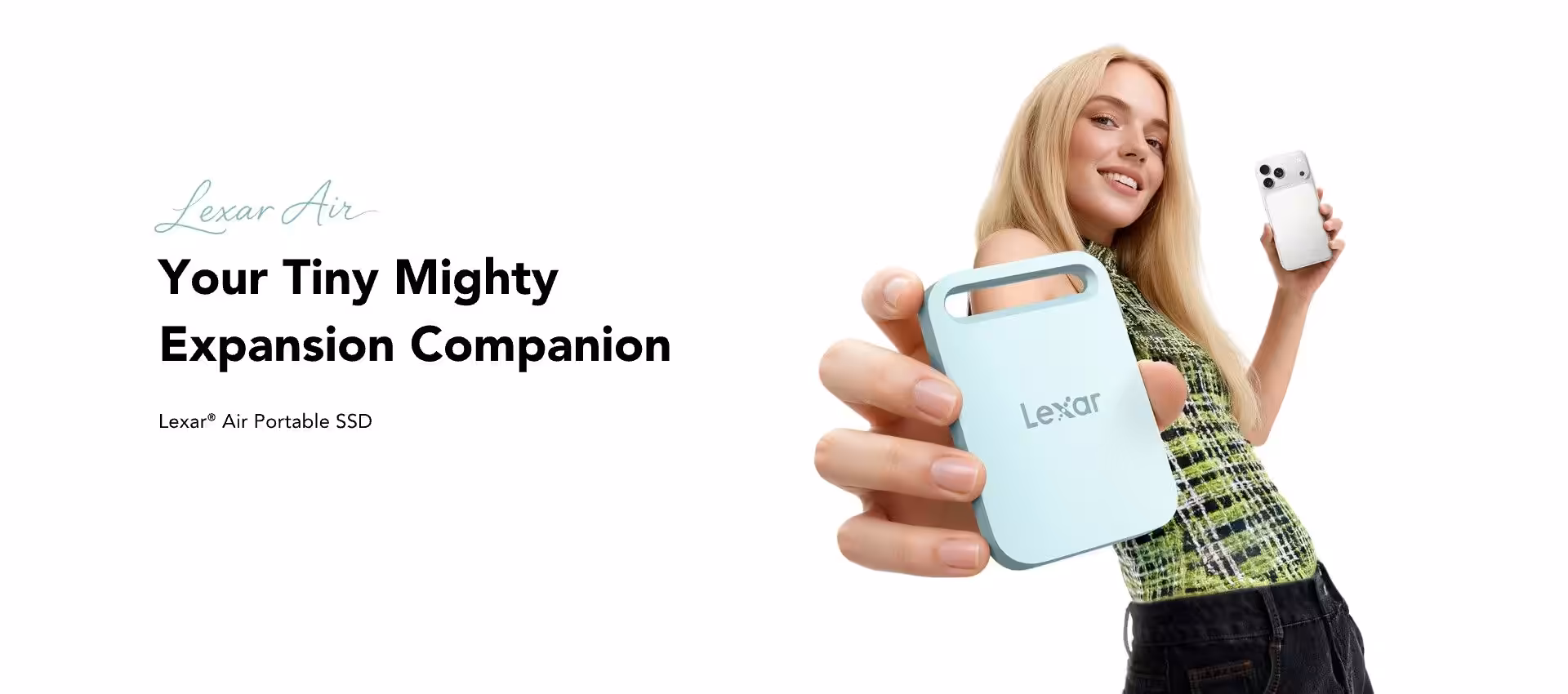 Femme tenant un SSD portable Lexar Air devant un fond blanc.