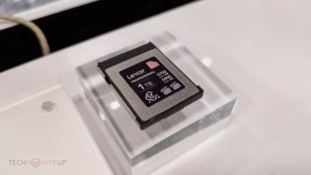 Lexar CES 2026 : microSD 2 To UHS‑I, SSD PCIe 4.0 à 7400 MB/s et initiative AI Storage 3 Carte mémoire Lexar Professional CFexpress 1 To sur socle en acrylique