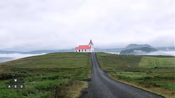 Petite église à toit rouge sur une colline verte en campagne.