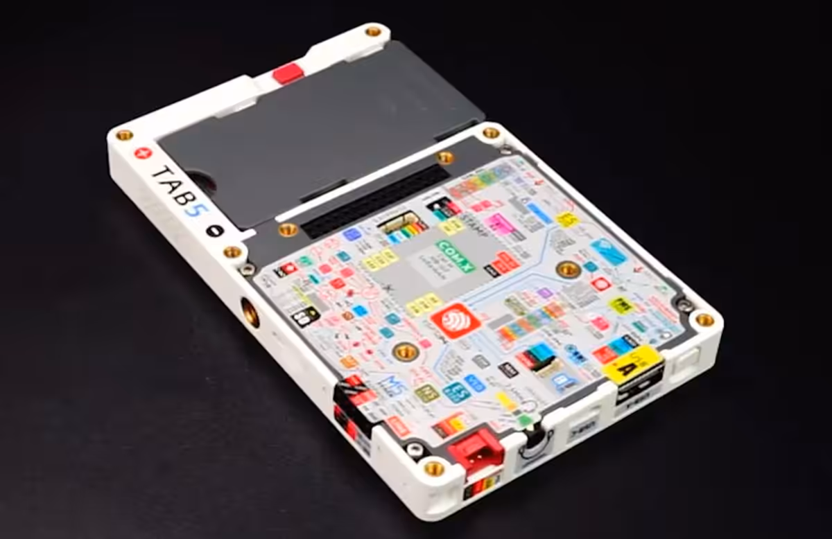 Circuit imprimé M5Stack Tab5 avec composants électroniques visibles.