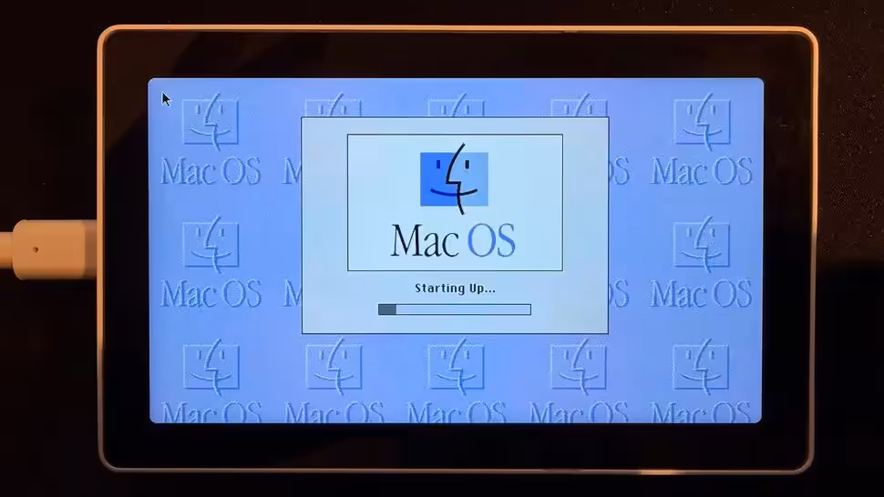 Écran d'accueil Mac OS 8.1 sur tablette M5Stack.