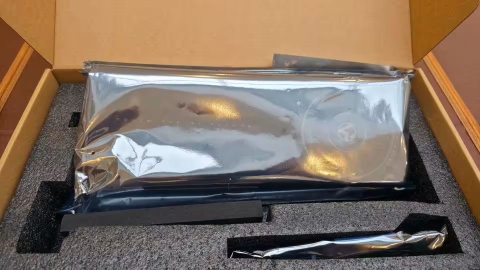 Carte MAXSUN Arc Pro B60 emballée dans un carton, pas très contrastée