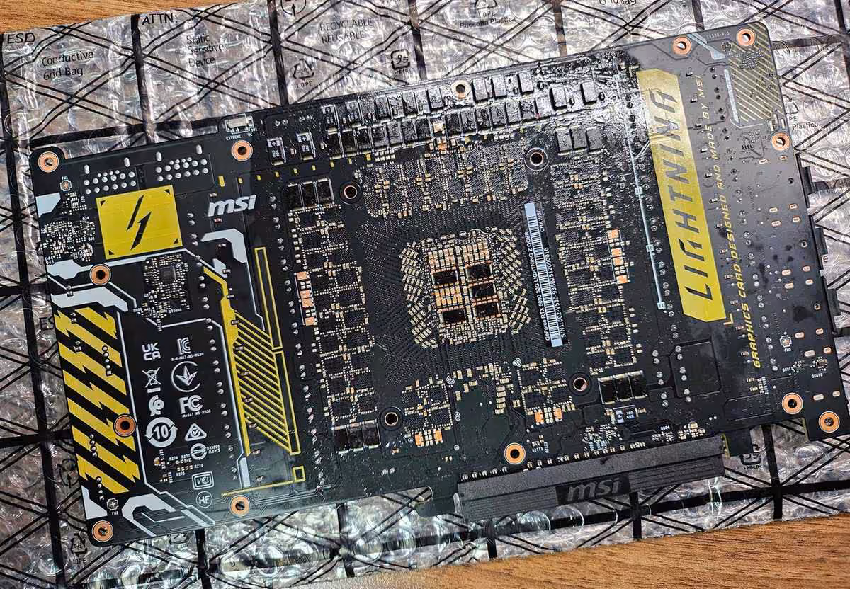 MSI RTX 5090 Lightning Z : double 12V-2×6, PCB 40 phases, records Time Spy 11 Vue de la MSI RTX 5090 Lightning Z montrant le PCB 40 phases, doubles connecteurs 12V-2x6 et le design haut de gamme