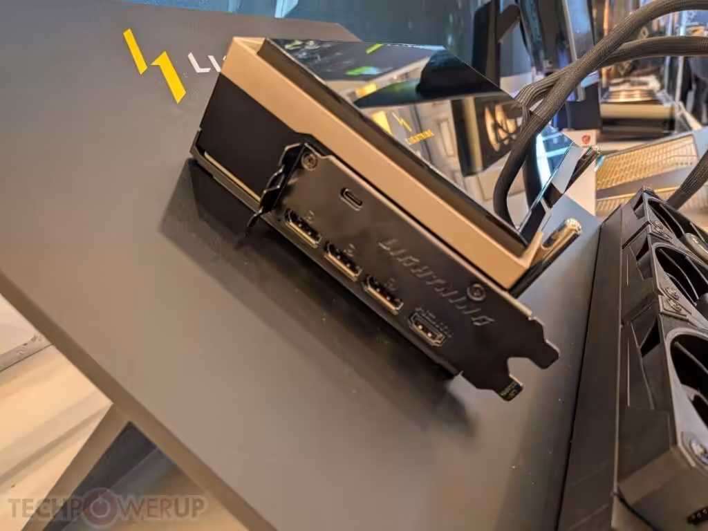 Ports de sortie de la MSI RTX 5090 Lightning Z exposés.