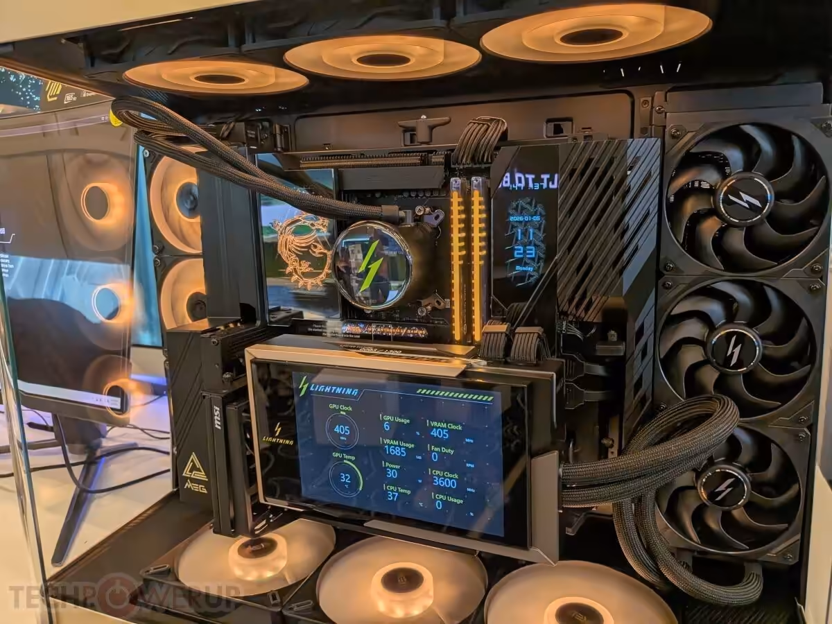 Intérieur d'un PC avec MSI RTX 5090 Lightning Z et refroidissement liquide visible.