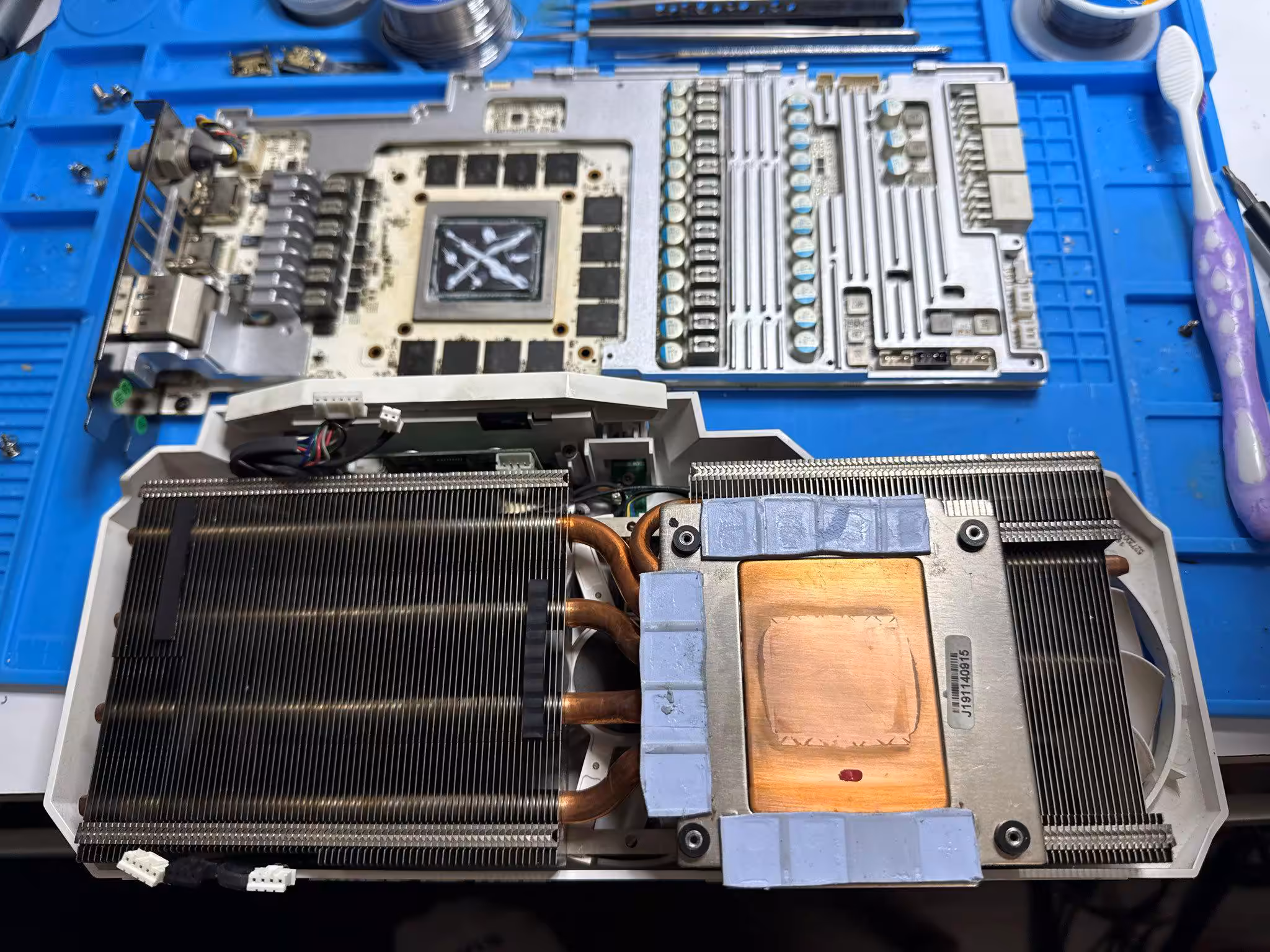 TITAN RTX moddé sur PCB RTX 2080 Ti HOF, 900 W et 24 Go GDDR6 3 Composants internes carte RTX sur table bleue, détails visibles, éclairage naturel