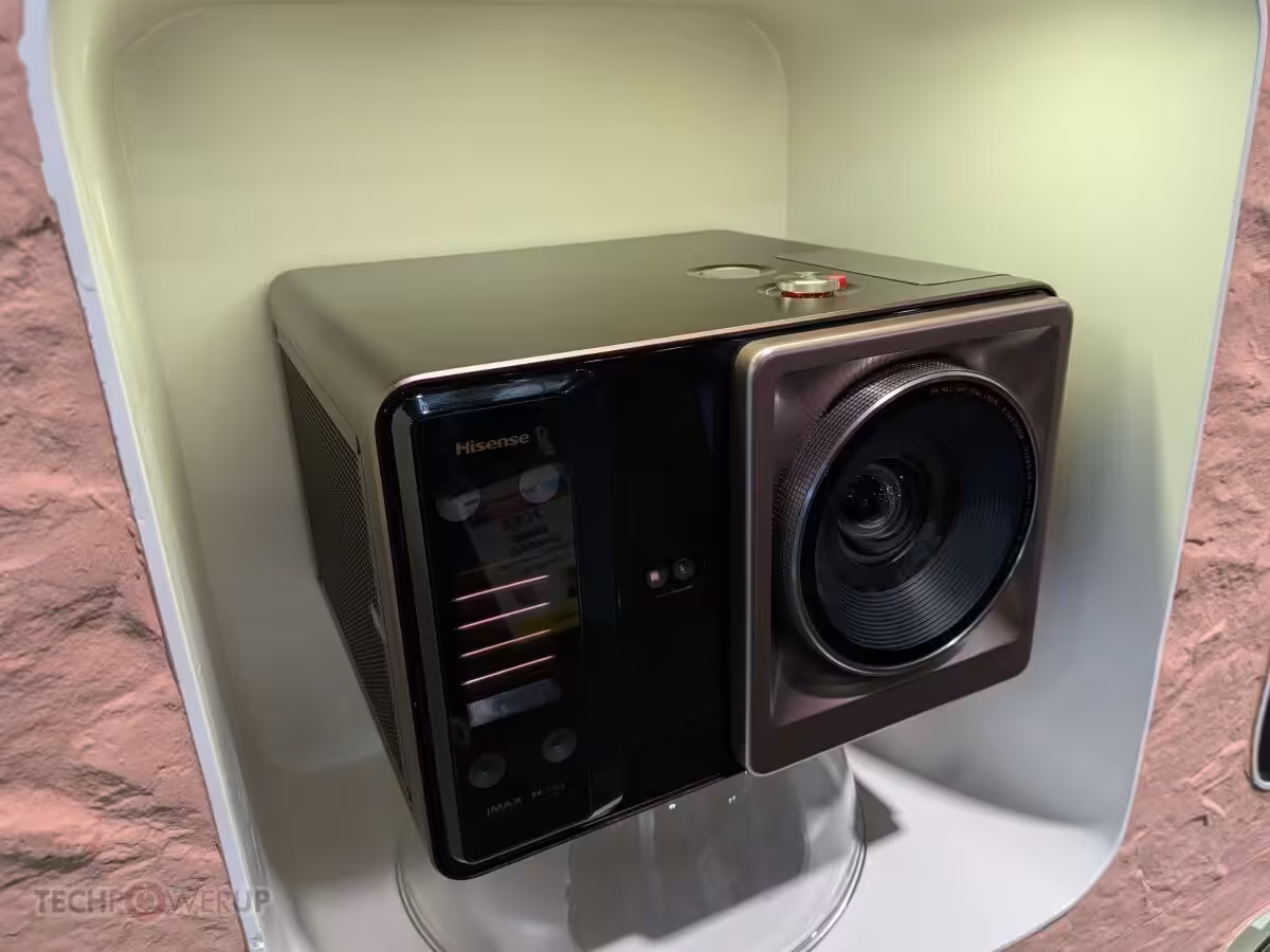 Projecteur laser Hisense XR10 exposé sur un support blanc