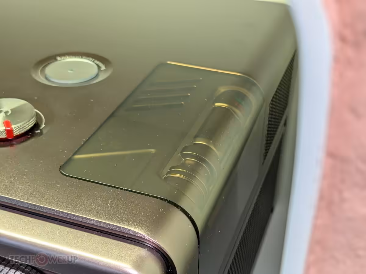 Détail du dessus du projecteur laser Hisense XR10, avec bouton visible