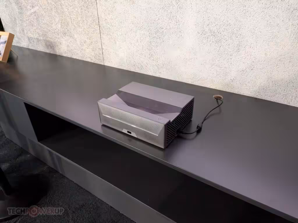 Projecteur laser Hisense PX4-PRO sur une table grise