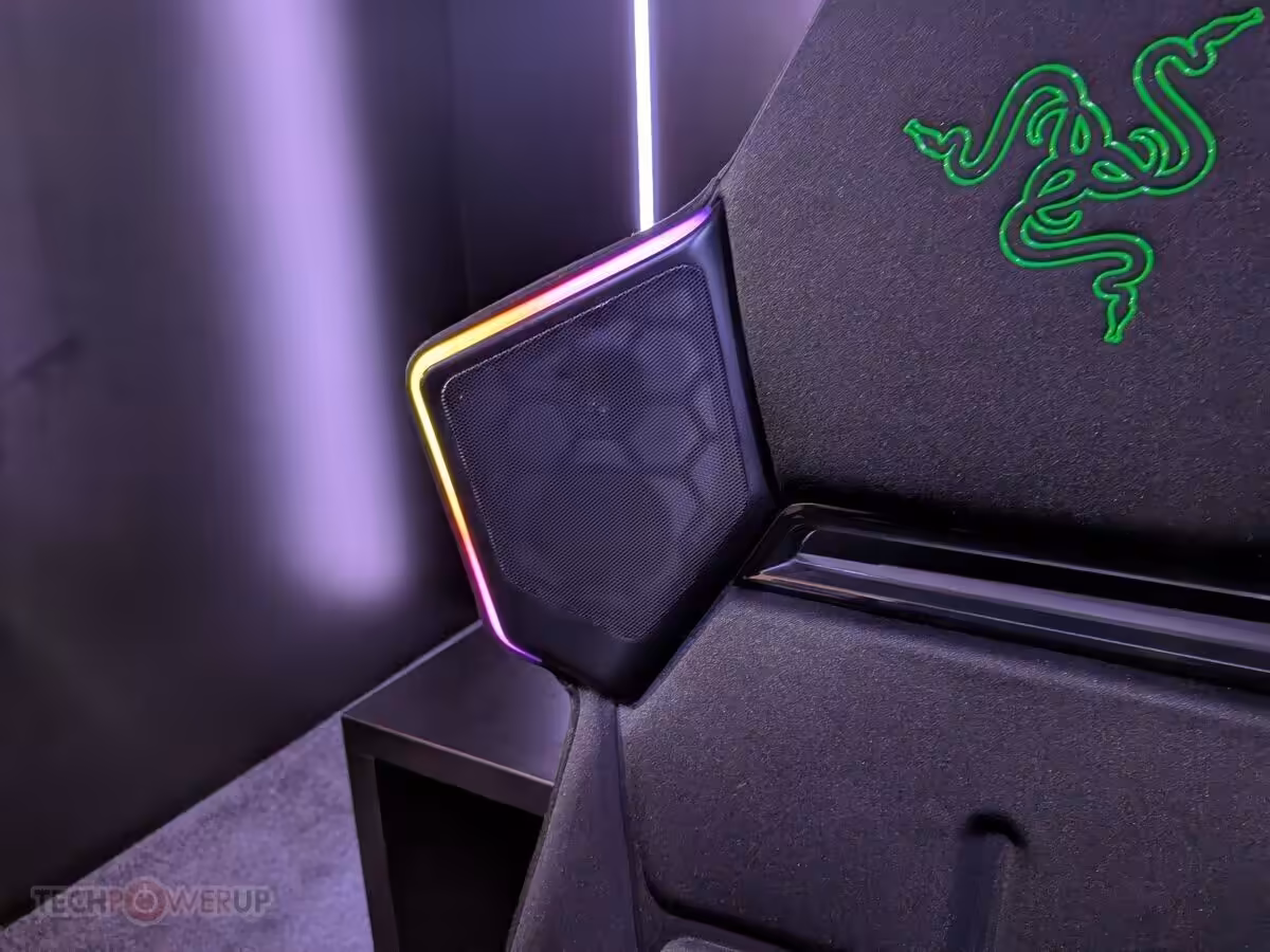 Détail du logo Razer et éclairage RGB sur le dossier du fauteuil gaming.
