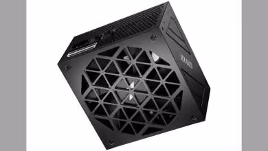 Bloc d'alimentation 1STPLAYER ACK GOLD, grille en nid d'abeilles, ventilateur inclus, logo visible, design noir mat.