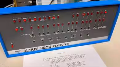 Panneau avant de l'Altair 8800 Computer avec interrupteurs et témoins lumineux