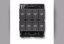 Carte AMD Instinct MI355X avec design frontal et multiples modules graphiques