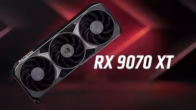Carte graphique Radeon RX 9070 XT avec refroidissement triple ventilateurs sur fond rouge.