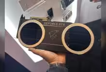 AORUS GeForce RTX 5090 tenue dans la main, deux ventilateurs circulaires.