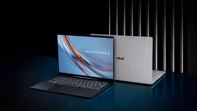 Deux ASUS ExpertBook Ultra B9406 montrant l'écran et le logo arrière