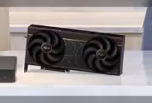 Carte graphique ASUS ProArt RTX 5090 posée horizontalement, avec double ventilateur design élégant.