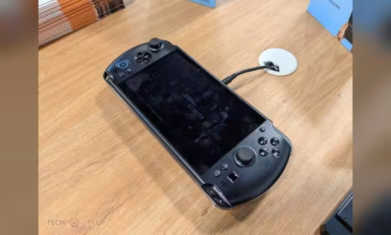 Bazzite dément le « support officiel » sur le GPD Win 5 et exige l’arrêt de l’usage de sa marque 1 Console portable GPD sur une table en bois, écran éteint.