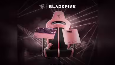 Ensemble gaming Razer x BLACKPINK avec chaise, clavier et tapis en rose et noir.