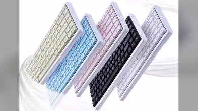 Cinq claviers Cerakey ZEN75 low-profile exposés dans différentes couleurs sur fond blanc.