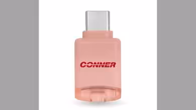 Adaptateur USB-C rose Conner en gros plan sur fond blanc.