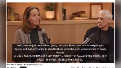 Deux personnes discutant dans un studio avec micros, décor de bibliothèque en arrière-plan.