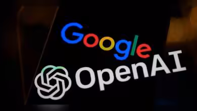 Logo coloré de Google à côté du logo d'OpenAI sur fond sombre.