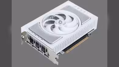 Colorful iGame RTX 50 Mini W OC blanches : des GPU 18 cm pour PC compacts 12 Carte graphique Colorful iGame avec ventilateur unique et plusieurs ports de connexion.