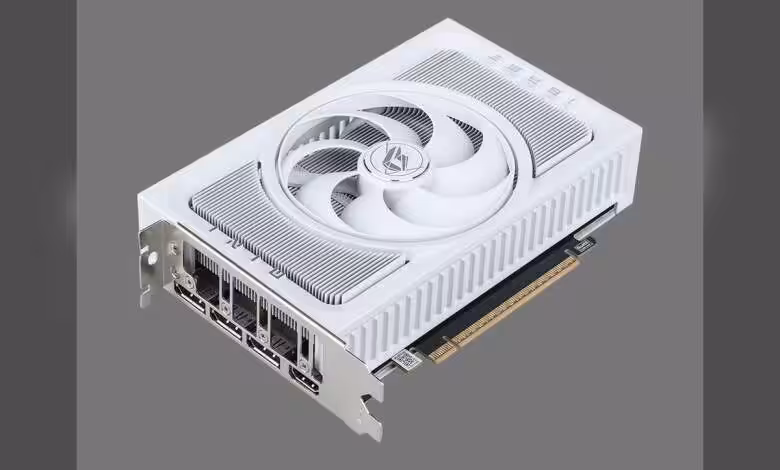 Colorful iGame RTX 50 Mini W OC blanches : des GPU 18 cm pour PC compacts 1 Carte graphique Colorful iGame avec ventilateur unique et plusieurs ports de connexion.