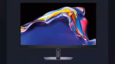 Moniteur avec écran QD-OLED affichant des couleurs vives sur un fond sombre.