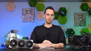 Personne assise entre deux cartes graphiques, fond avec décor de circuits imprimés.