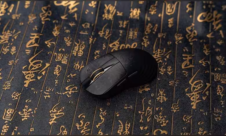 Epomaker Carbonis : souris gaming en fibre de carbone avec PAW 3950, LCD et driver en ligne 1 Epomaker Carbonis : souris gaming en fibre de carbone avec PAW 3950, LCD et driver en ligne