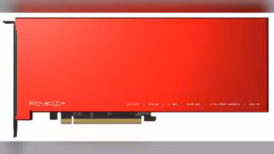 Carte d'accélération d'inférence RNGD rouge avec connecteur PCIe et logo imprimé.