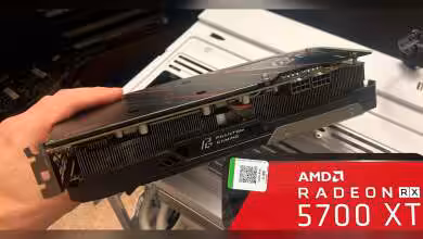 Payée 5 dollars chez Goodwill, cette Radeon RX 5700 XT redémarre comme si de rien n’était 3 Carte graphique PowerColor Radeon RX 5700 XT Phantom Gaming tenue en main.