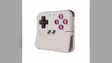 Perspective latérale de la manette GameSir Pocket Taco beige et violette.