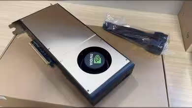 Carte graphique NVIDIA RTX avec logo sur table en bois, emballage à côté.