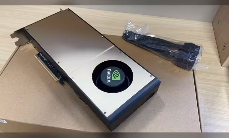 Cartes RTX 50 blower pour IA en chine : RTX 5090 à 5060 Ti modifiées en série 1 Carte graphique NVIDIA RTX avec logo sur table en bois, emballage à côté.