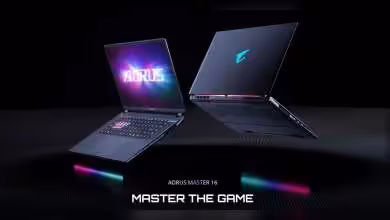 Deux AORUS Master 16 affichant des designs futuristes avec éclairage RGB dans un environnement sombre.