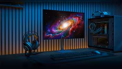 GIGABYTE GO27Q24G : écran OLED 27" QHD 240 Hz avec dalle WOLED Glossy MLA+ 6 Écran GIGABYTE GO27Q24G OLED 27" QHD 240 Hz avec image colorée de galaxie sur le bureau.