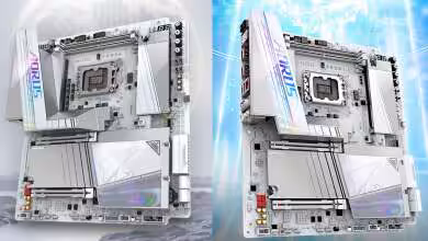 Deux images de la carte mère Gigabyte AORUS TACHYON ICE avec éclairage professionnel sur fond bleu lumineux