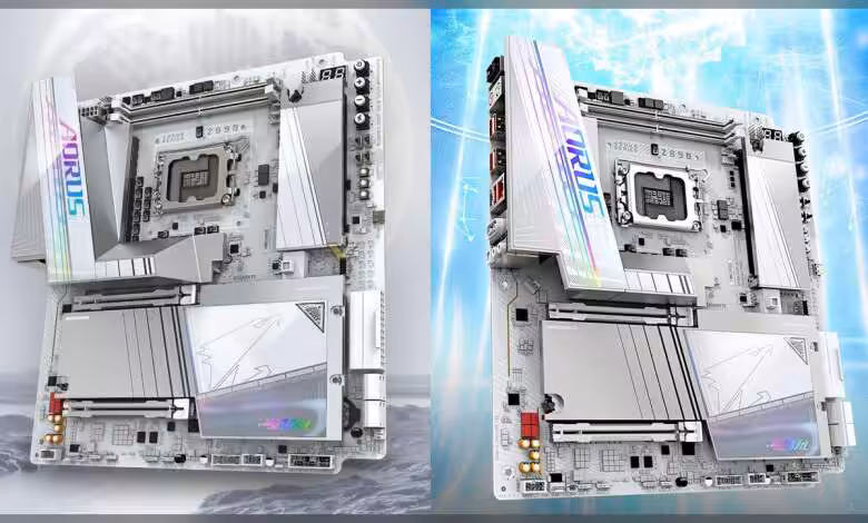 La Gigabyte Z890 AORUS Tachyon ICE CQDIMM : 256 Go à DDR5-7200 validés au CES 2026 1 Deux images de la carte mère Gigabyte AORUS TACHYON ICE avec éclairage professionnel sur fond bleu lumineux