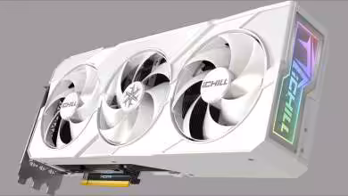 INNO3D RTX 5070 iCHILL X3 WHITE : design blanc, 275 W et boost à 2572 MHz 7 Vue latérale de la carte graphique INNO3D iCHILL X3 WHITE RTX 5070 avec trois ventilateurs.