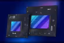 Chipset Intel Arc Alchemist avec design cyberpunk et détails en bleu.