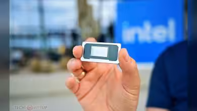 Intel Core Ultra X9 388H: PassMark crédite de gros gains face aux Ultra 9 5 Processeur Intel présenté en gros plan avec logo Intel en arrière-plan