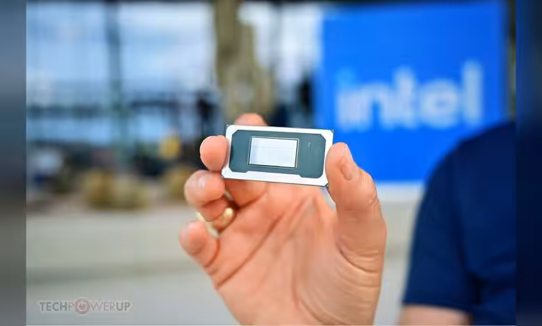 Intel Core Ultra X9 388H: PassMark crédite de gros gains face aux Ultra 9 1 Processeur Intel présenté en gros plan avec logo Intel en arrière-plan