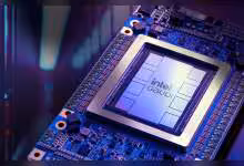 Circuit intégré Intel Gaudi sur fond lumineux bleu et violet.