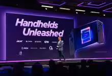 Présentation Intel sur les appareils portables avec un fond violet et un écran d'appareil de jeu.